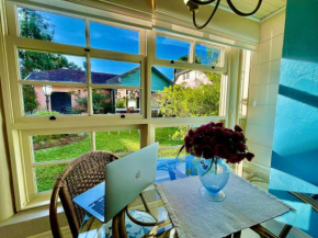 Ap com LAREIRA 500 metros do LAGONEGRO com VISTA para Jardim em CONDOMINIO FECHAD0 com GARAGEM e Wi-Fi e PETFRIENDLY